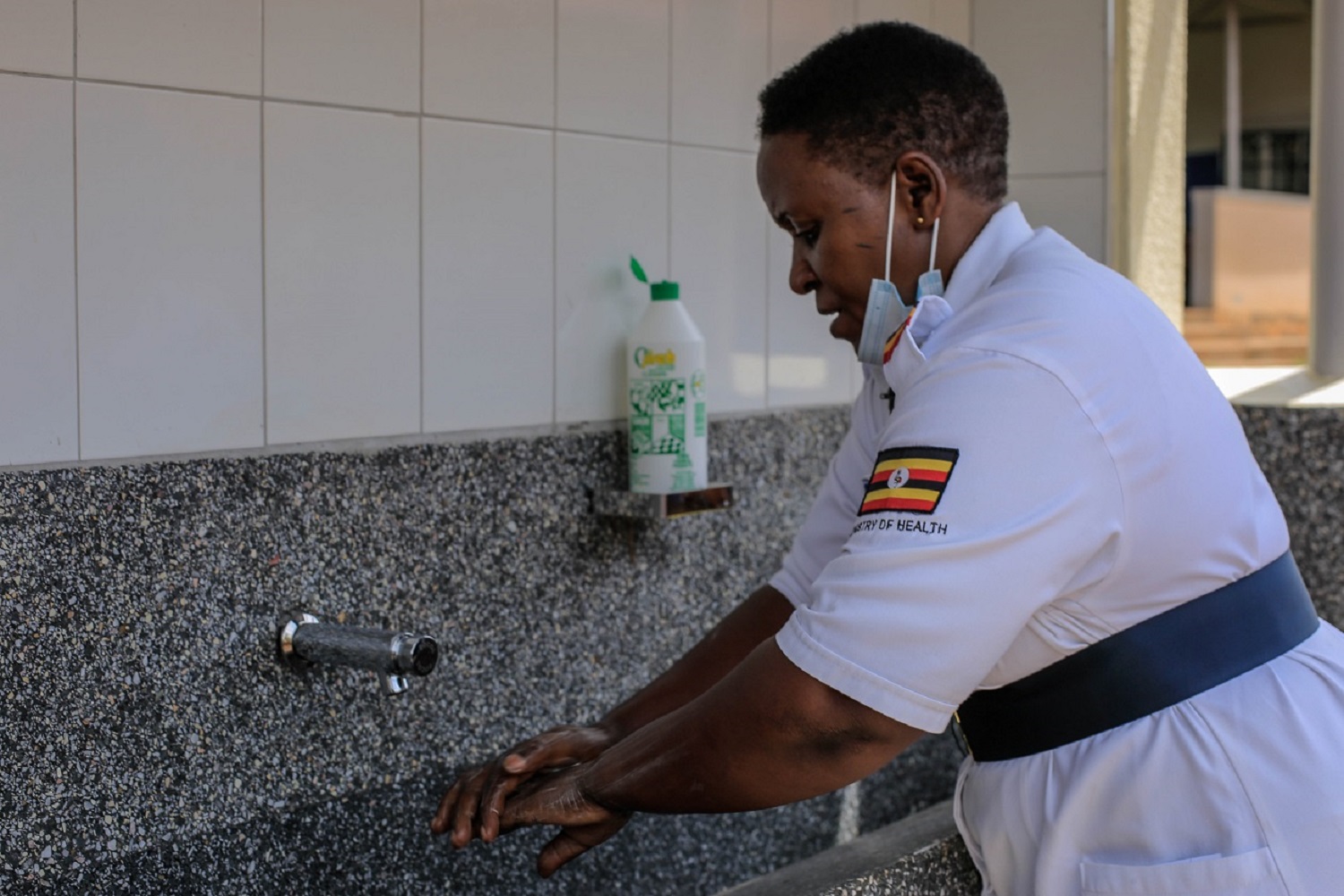 Eine Mitarbeiterin einer Gesundheitseinrichtung wäscht sich die Hände